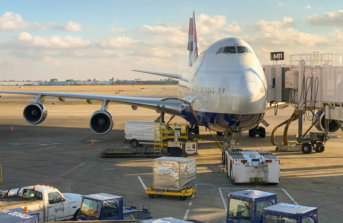 avi&oacute;n blanco en la pista