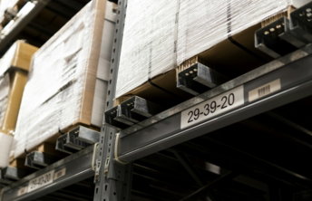 un primer plano de un estante de metal con cajas encima
