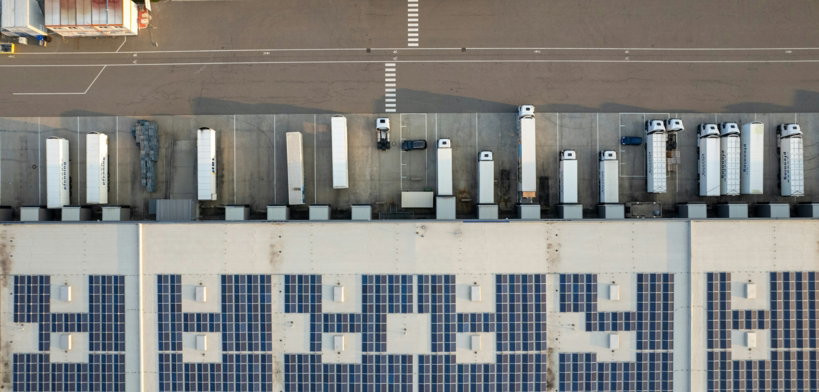 Vista a&eacute;rea de un estacionamiento con autos